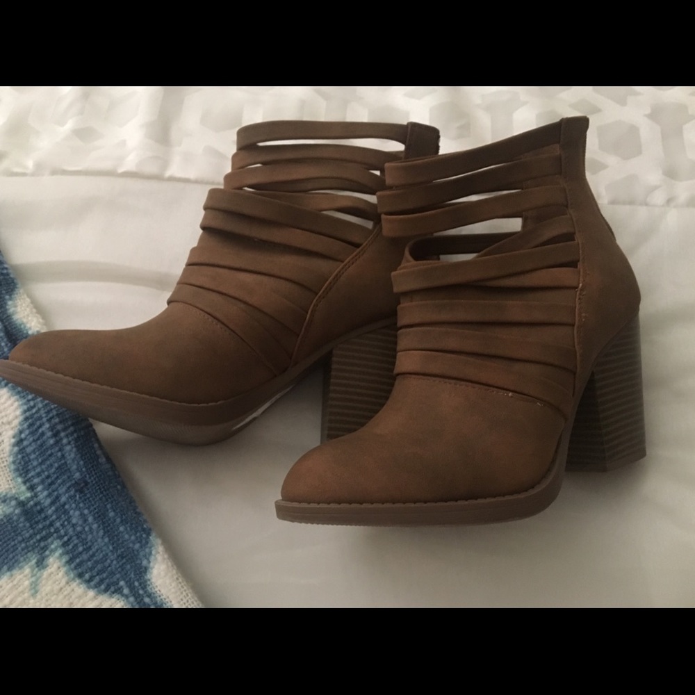NWOT Brown Boots cute ankle detail
